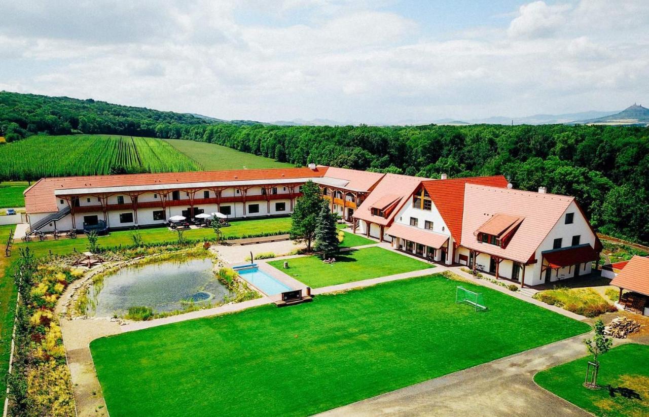 Dvur Perlova Voda Budyne nad Ohri Экстерьер фото